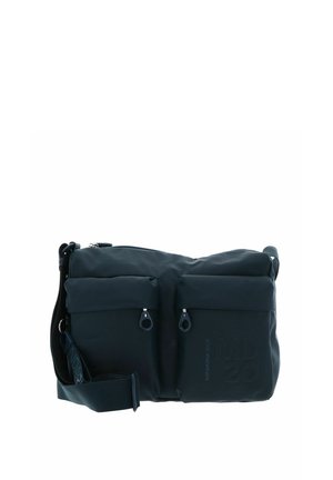 Bolso bandolera negro con dos bolsillos delanteros con cremallera y correa ajustable, hecho de tela texturizada.