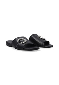 Zwarte leren slidersandalen met een platte zool enopen teen. Kenmerkt zich door een zilverkleurig metalen accent in een halvemaanvorm op de bovenste band.
