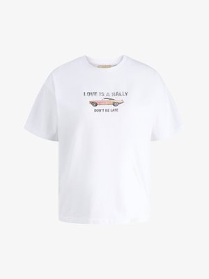 T-shirt blanc avec un motif de voiture vintage rose et le texte « LOVE IS A RALLY » au-dessus et « DON'T BE LATE » en dessous de la voiture.