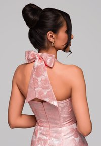 Roze bloemmotief jacquard jurk met halternek en grote strik op de rug. Gladde textuur en getailleerde silhouet, die bloemmotieven toont.