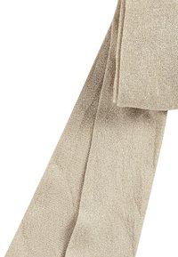 Beige metallic stofbånd med en glat overflade, der har en let glans og bukket ender. Bredde og længde passende til dekorativ brug.
