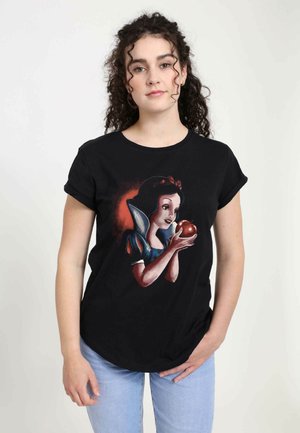Schwarzes Baumwoll-T-Shirt mit einem Grafikdruck einer weiblichen Figur mit dunklen Haaren und rotem Haarband, die einen roten Apfel hält, vor einem dunklen Hintergrund.
