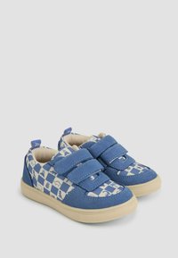 Scarpe per bambini blu con fasce in velcro, caratterizzate da un motivo a scacchi e simpatici design animali, realizzate in tessuto e materiali gommosi.