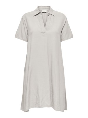 Rochie gri deschis cu mâneci scurte, croială lejeră, guler deschis și decolteu în V, care ajunge deasupra genunchiului.