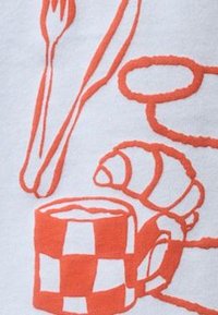 Tissu blanc présentant une illustration orange d'ustensiles, d'un croissant et d'une tasse à café à carreaux avec des contours épais et des formes simples.