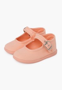 Zapatos Mary Jane de lona en color melocotón con puntera redondeada, tira elástica y detalle de hebilla plateada. Textura suave y suela de goma plana.