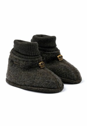 Dunkelgraue Wollslipper mit einem gerippten Strickbund, ausgestattet mit einem dekorativen Holzverschluss und einer weichen, strukturierten Oberfläche.