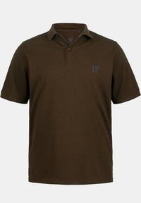 Polo marron en coton, avec un col classique, des manches courtes et un petit logo bleu sur la zone gauche de la poitrine.