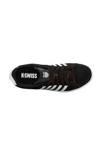 Černá sportovní obuv z semišového materiálu, s bílými pruhy a hnědými tkaničkami. Obsahuje polstrovanou černou vnitřní podrážku s logem "K-Swiss" na jazyku.
