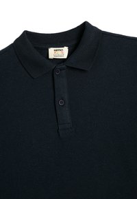 Navy blauwe katoenen poloshirt met een gemêleerde stof, twee knopen aan de hals en een geribbelde kraag. Etiket zichtbaar met merkgegevens.