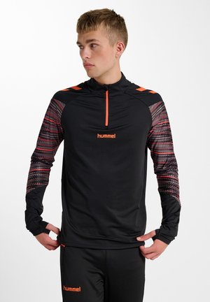 Pullover sportivo nero con zip a un quarto, caratterizzato da maniche con un motivo multicolore e logo. Realizzato in materiale leggero e elasticizzato.