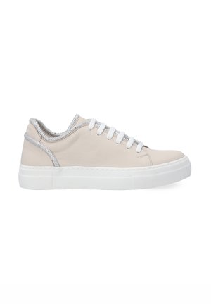 Lædersneakers i lysebeige med hvid sål, featuring en struktureret sølvaccent omkring kraven og hvide snørebånd.