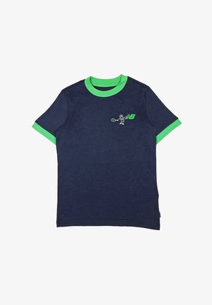 T-shirt navy a maniche corte con dettagli verdi su colletto e maniche. Presenta una piccola grafica e logo nella zona del petto. Materiale in misto cotone.