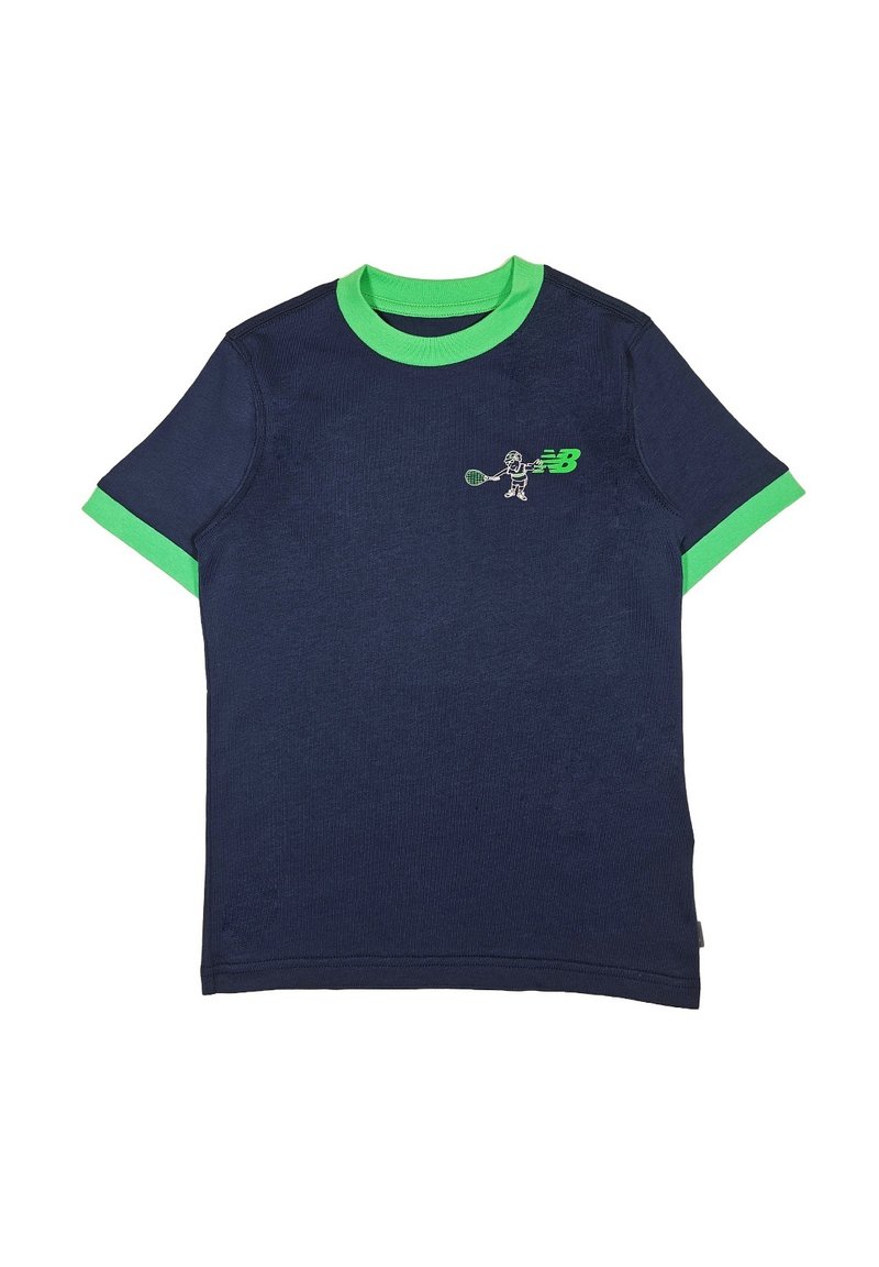 T-shirt navy a maniche corte con dettagli verdi su colletto e maniche. Presenta una piccola grafica e logo nella zona del petto. Materiale in misto cotone.