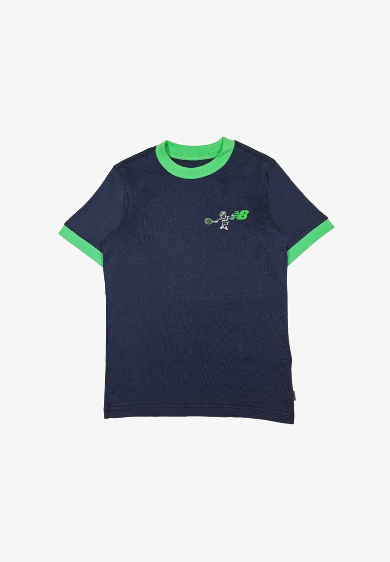 T-shirt navy a maniche corte con dettagli verdi su colletto e maniche. Presenta una piccola grafica e logo nella zona del petto. Materiale in misto cotone.