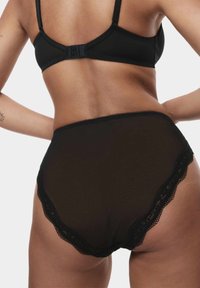 Zwarte hoge taille slip met kant, gemaakt van doorschijnend materiaal, met een gladde stof en geschulpte details langs de randen.