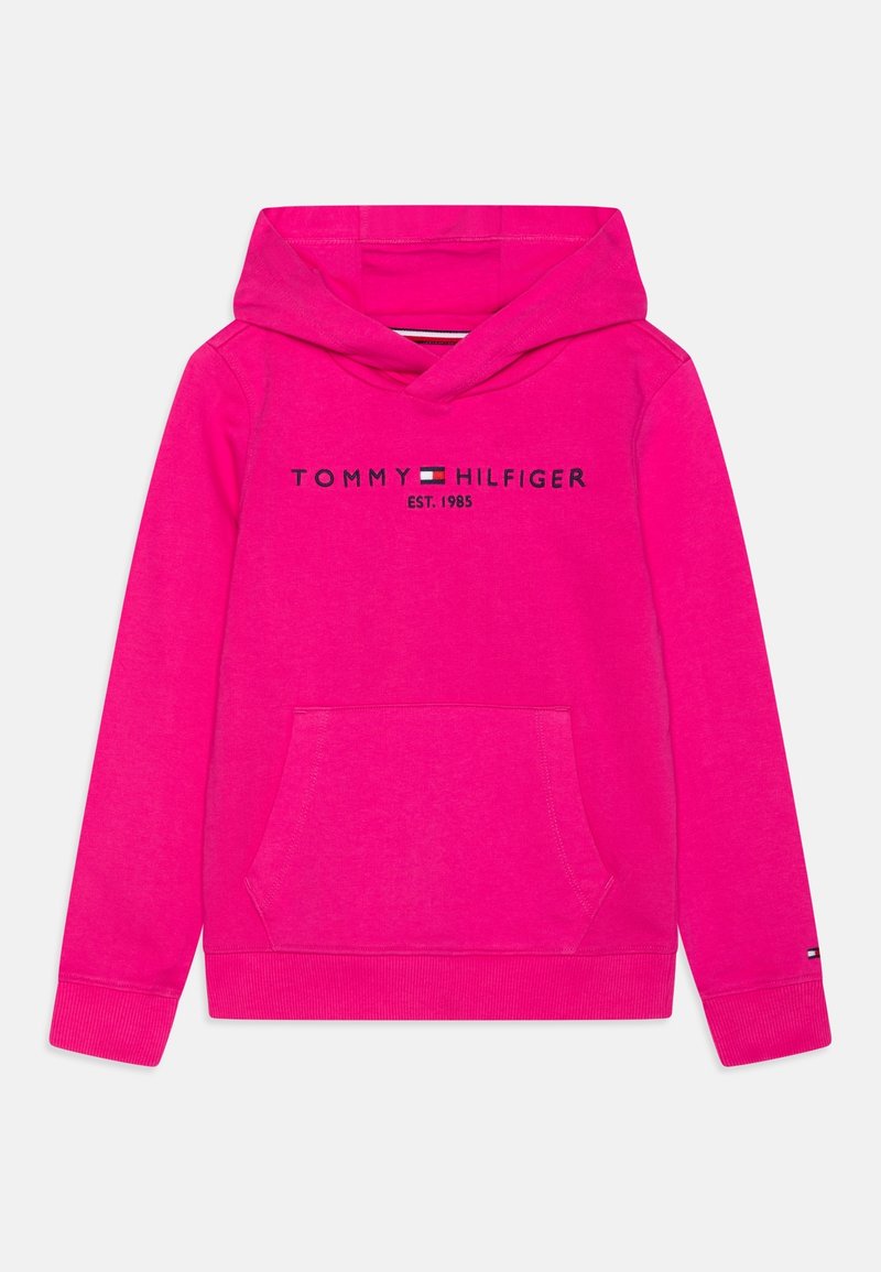 Hoodie rose vif Tommy Hilfiger avec poche avant, capuche croisées et texte logo "Tommy Hilfiger Est. 1985" sur la poitrine.