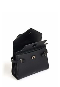 Borsa a mano in pelle nera con design strutturato. Presenta dettagli in metallo argentato, doppie maniglie e apertura superiore con una tasca interna.