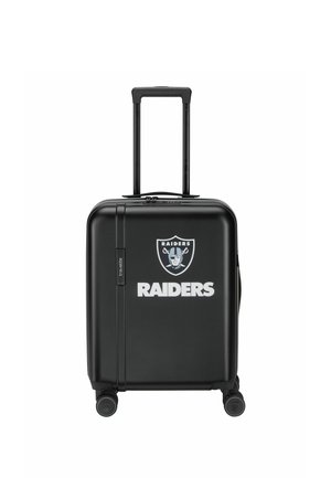 Schwarzer Hartschalenkoffer mit vier Rollen und ausziehbarem Griff, mit dem Raiders-Teamlogo und -namen in Weiß auf der Vorderseite.