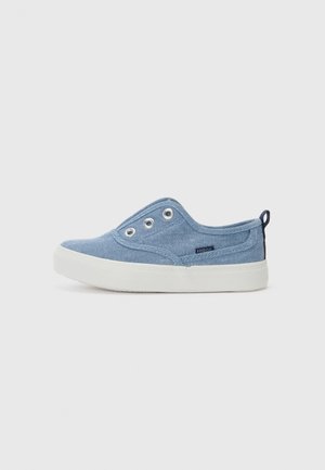 Chaussure slip-on en toile bleue avec upper texturé, semelle en caoutchouc et détails œillets. Dispose d'une languette de talon contrastante en marine pour ajouter du style.