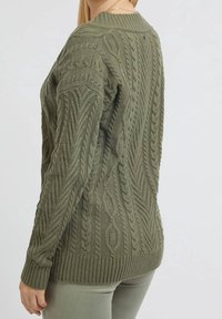 Maglione lavorato a maglia verde oliva con motivi a treccia testurizzati, orli a costine e scollatura rotonda, maniche lunghe e una vestibilità leggermente aderente.