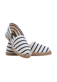 Espadrilles avec une tige en toile présentant des rayures bleu marine et blanches. Bout arrondi, semelle en corde de jute et doublure intérieure douce avec des accents rouges.
