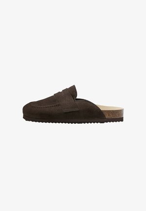 Dunkelbrauner Wildleder-Slipper mit flacher Sohle und breitem Riemen über den Vorderfuß für sicheren Halt.
