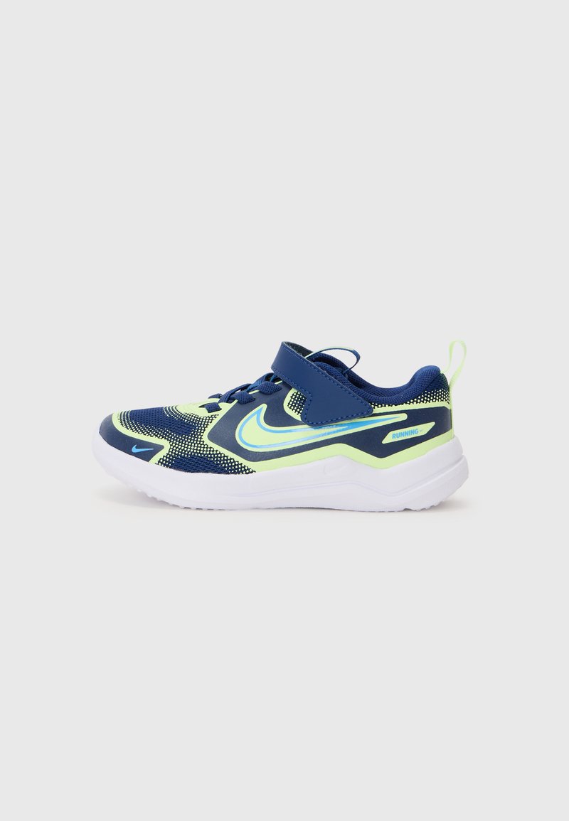 Baskets de sport bleues avec des accents vert fluo, de tige en maille, fermeture à scratch, et semelle en caoutchouc blanche, conçues pour le confort et le soutien.