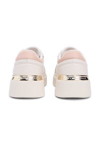 Λευκά και ανοιχτόροζ αθλητικά παπούτσια με λείο υλικό, με χρυσή λεπτομέρεια στη φτέρνα με την επιγραφή "TOMMY HILFIGER".