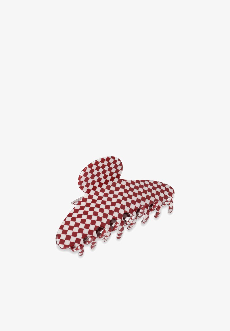 Pince à cheveux rouge et blanche à carreaux, en plastique, avec un dessus arrondi et plusieurs dents de maintien pour un maintien sécurisé.