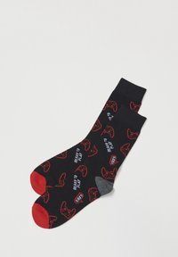 Calcetines negros con un patrón de controladores de juego en rojo y el texto "LISTO PARA JUGAR"; con acentos en la puntera en rojo y gris.