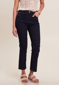 Donker marineblauwe high-waisted jeans met een slim fit, vijf zakken, zichtbare stiksels en een lichte rek voor comfort.