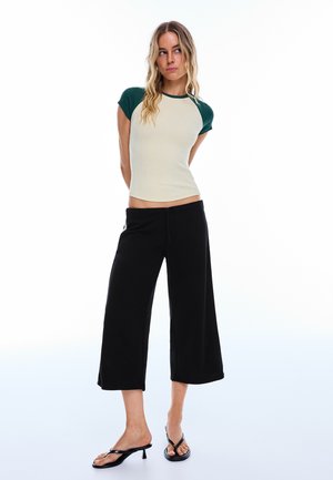 Bershka, CONTRAST SIDE-STRIPE CAPRIS- TROUSERS - Short - black