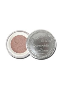 Contenitore cosmetico rotondo in argento con lettering impresso, contenente una polvere translucida di colore rosa chiaro. Superficie liscia, sigillato con un coperchio trasparente.