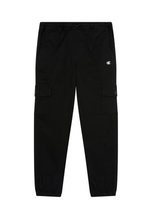 Zwarte cargobroek met een elastische tailleband, zijzakken en een knoopzak op het linkerbeen. Voorzien van een klein logo op de voorkant.