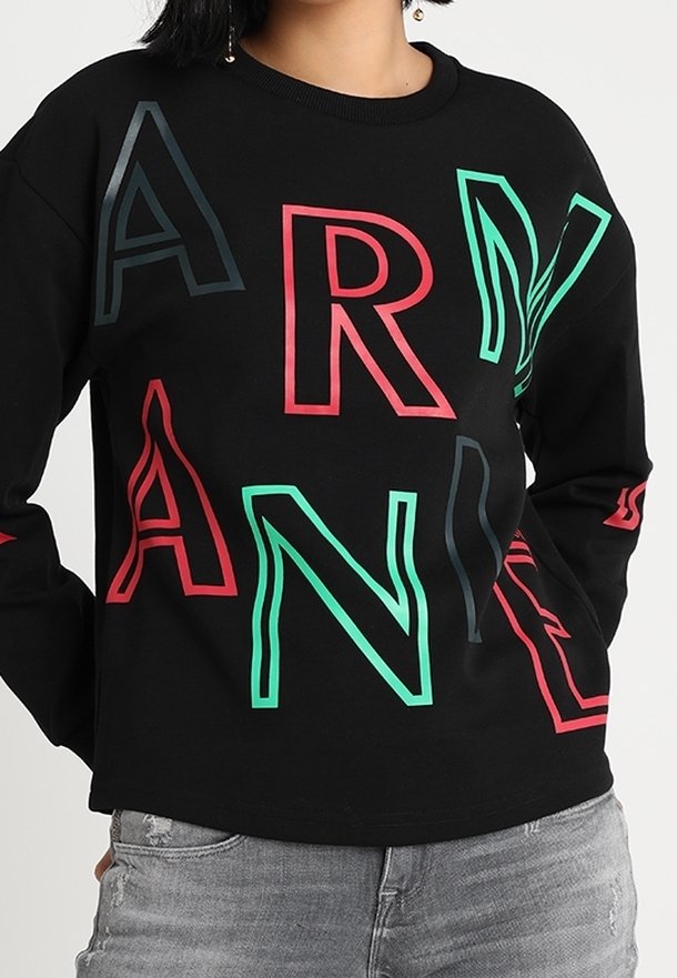 Černá mikina s odvážným, vícebarevným nápisem "ARNANI" v červené, zelené a modré barvě, s kulatým výstřihem a dlouhými rukávy.