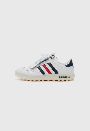 Białe skórzane sneakersy z granatowymi i czerwonymi paskami, perforowaną detalizacją na palcach oraz teksturowaną gumową podeszwą z widocznym logo marki.