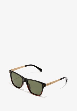 Kvadrātveida saulesbrilles ar tumši zaļiem stikliem, melnu un bruņurupuču rāmja priekšpusi, kā arī zelta tonī metāla kājām, ar zīmolu "Hawkers".