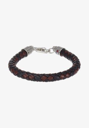 Bracelet en cuir avec un design tressé noir et marron, doté de fermoirs en métal de couleur argentée et d'un petit détail de logo.