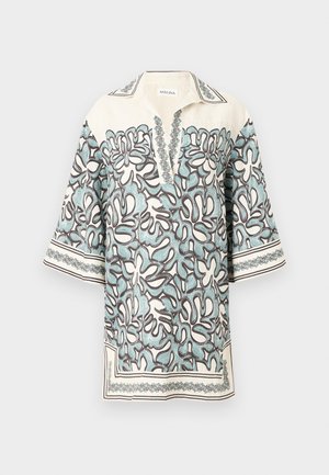 Bledo krémová blúzka s krátkym rukávom a kvetinovým vzorom v svetlomodrej a hnedej farbe, s vykrojeným golierom a dekoratívnymi detailmi pozdĺž okrajov.