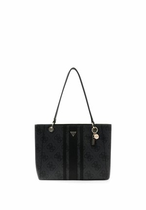 Sac fourre-tout noir Guess avec motif monogramme, doubles poignées, bandes verticales centrales et charms logo en métal suspendus d'un côté.
