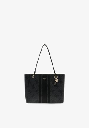 Sac fourre-tout noir Guess avec motif monogramme, doubles poignées, bandes verticales centrales et charms logo en métal suspendus d'un côté.
