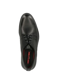 Scarpa da uomo in pelle nera con superficie liscia, punta tonda e lacci. Presenta una soletta imbottita con branding rosso e nero.