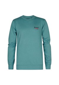 Sudadera de cuello redondo en color teal, confeccionada en algodón, con mangas largas y un pequeño logo "Petrol" en rojo y negro en el frente.