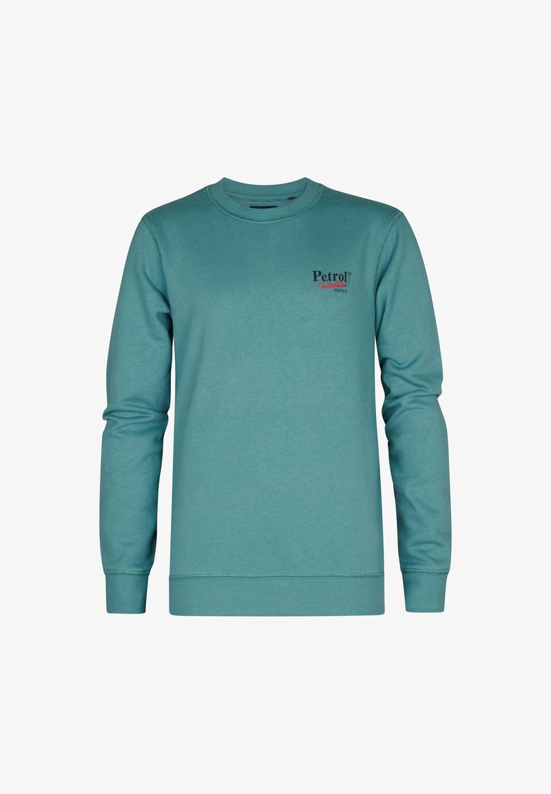 Sudadera de cuello redondo en color teal, confeccionada en algodón, con mangas largas y un pequeño logo "Petrol" en rojo y negro en el frente.