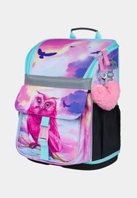 Batoh s designem růžové sovy, světle modrými akcenty a šedým klopou. Obsahuje fluffy růžový klíčový řetízek ve tvaru srdce a síťovou postranní kapsu.