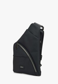 Czarna torba na ramię o teksturowanym, kanciastym wzorze. Posiada wyraźny, ukośny zamek błyskawiczny oraz naszywkę z logo. Wykonana z trwałego materiału.