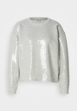 Sweatshirt de mangas longas cinza claro com decote redondo e lantejoulas brancas brilhantes dispersas na parte da frente e nas mangas.