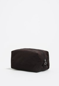 Borsa cosmetica nera in nylon con forma rettangolare, chiusura con zip e una sottile lucentezza. Presenta un design semplice e pulito senza motivi.