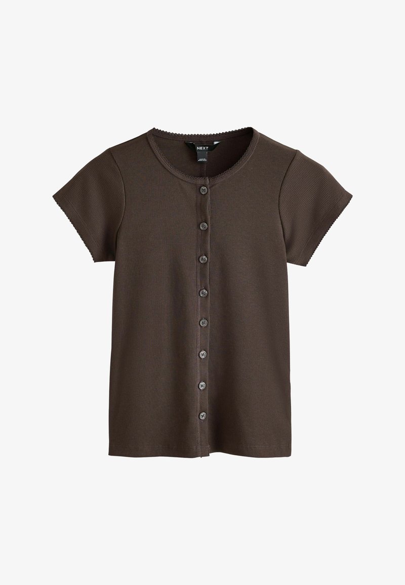 Chemise marron à manches courtes côtelée avec boutons, col rond et bords festonnés aux manches et au col.